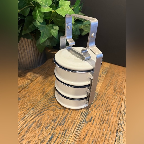 BENTO BOX, 5-piece set in white and navy enamel with stand and lid. - Picture 8 of 9